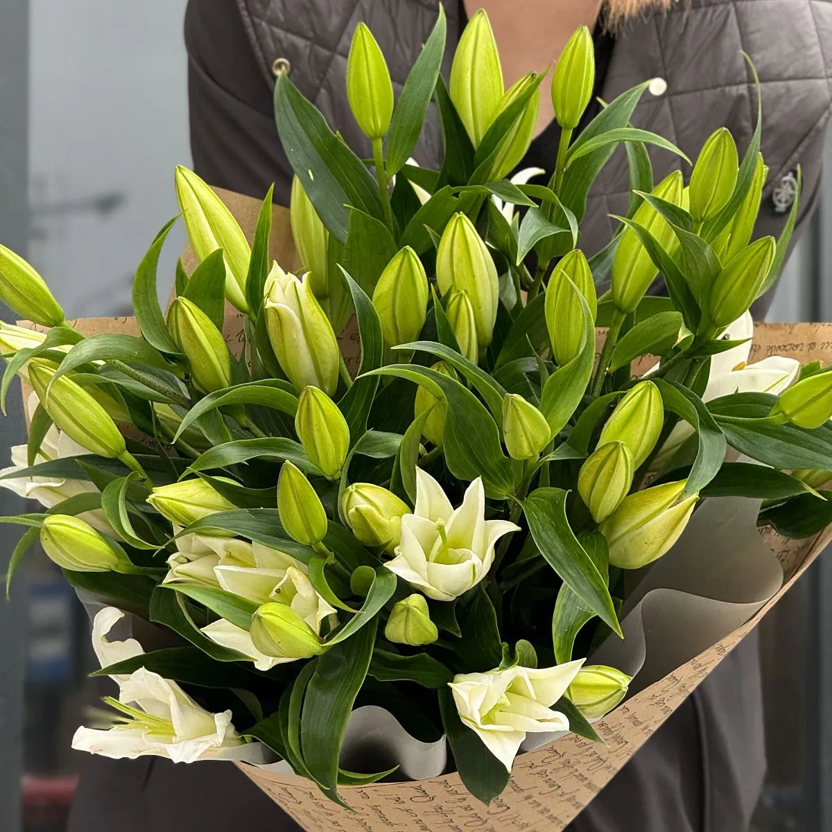 Букет из 9 бело-зелёных лилий