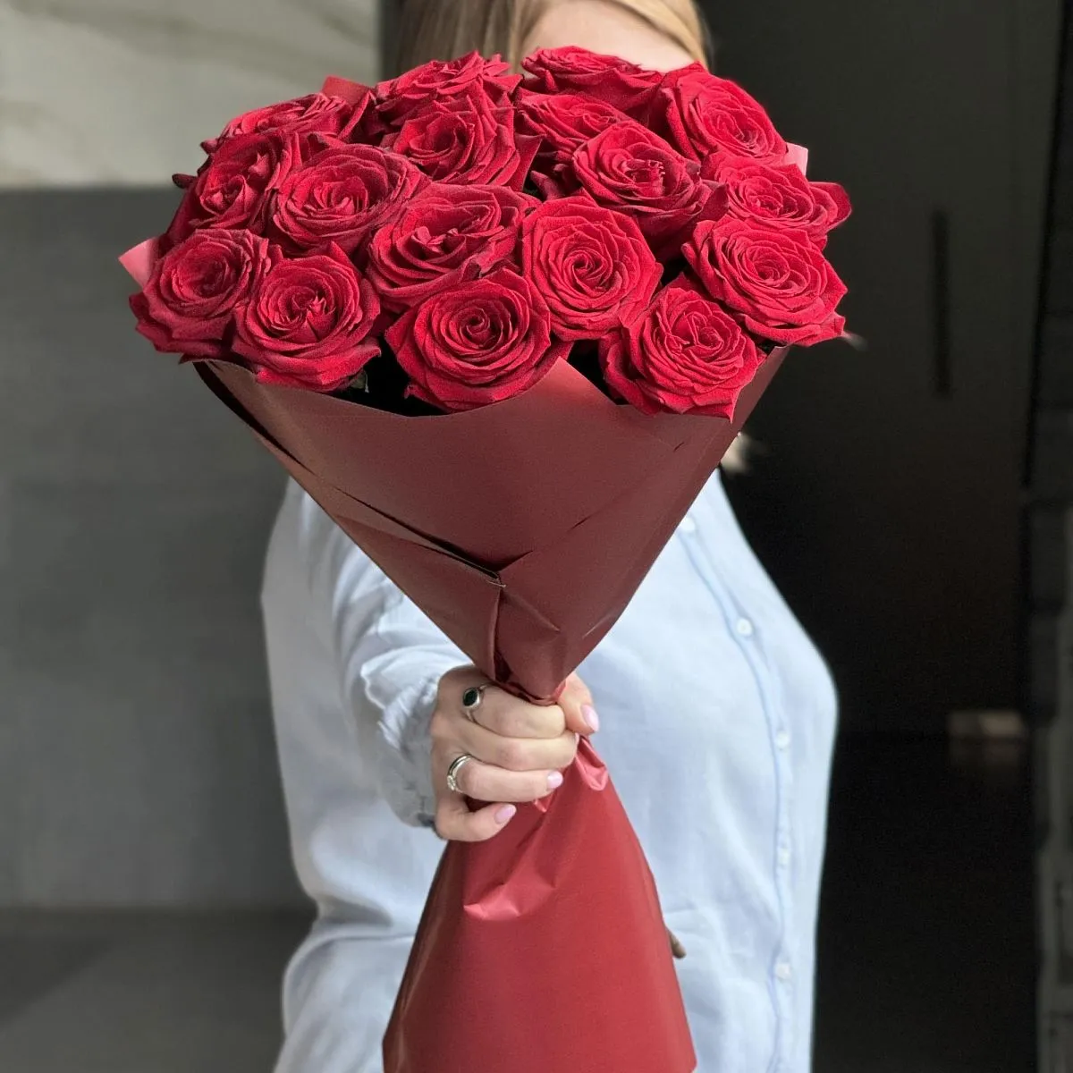 Букет из 17 красных роз (70 см)