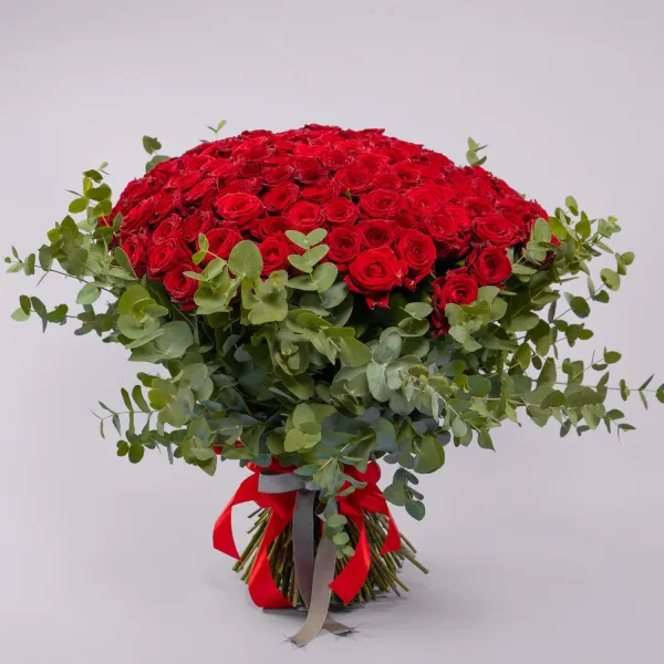 Букет из 151 розы и эвкалипта
