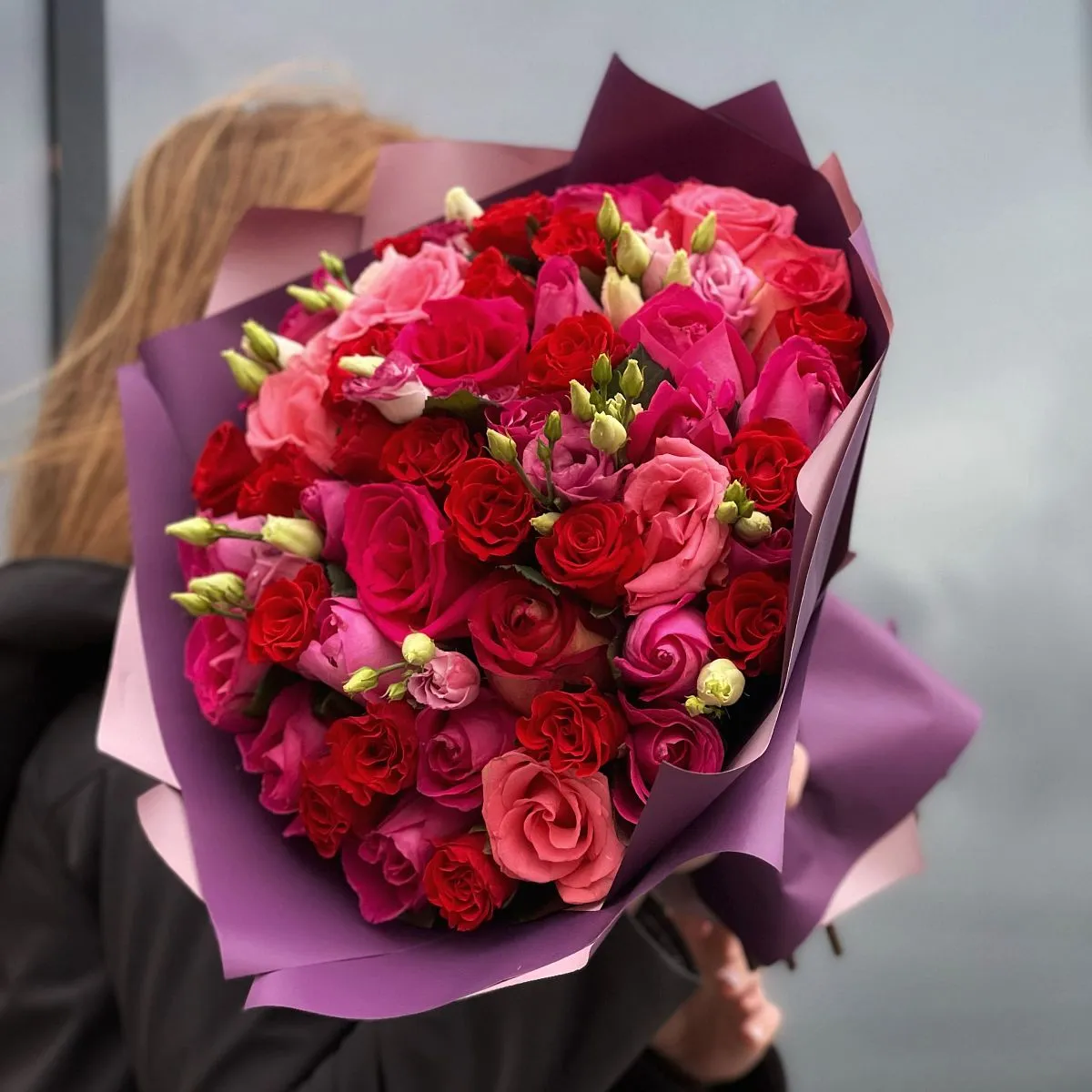 Огромный букет из роз и эустом