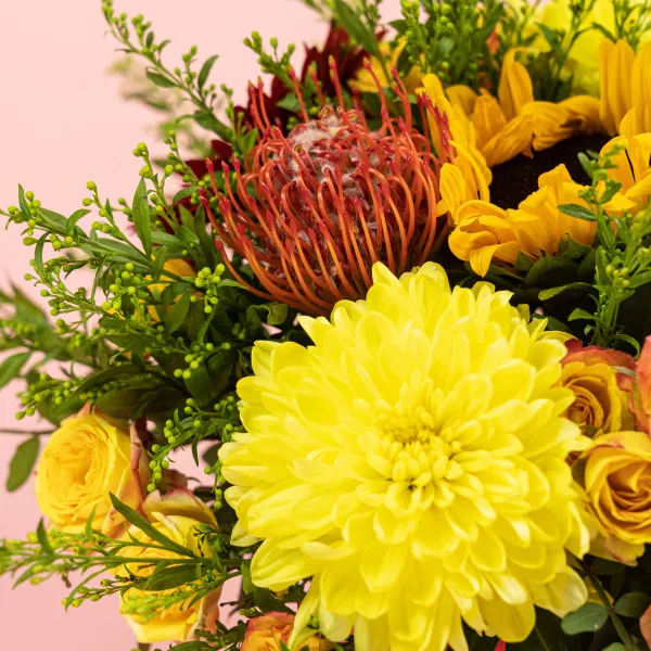 Герберы, розы и подсолнух в коробке