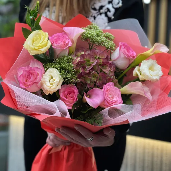 Букет из роз, эустом и каллы