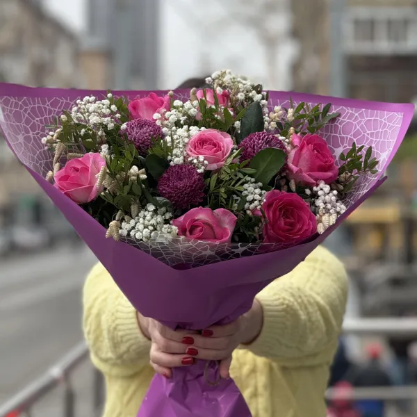 Букет из хризантем, роз и гипсофил