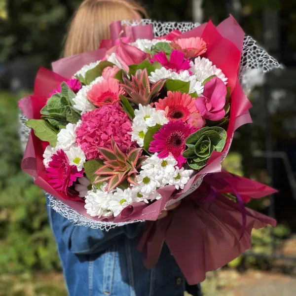 Букет из хризантем, гербер и брасики