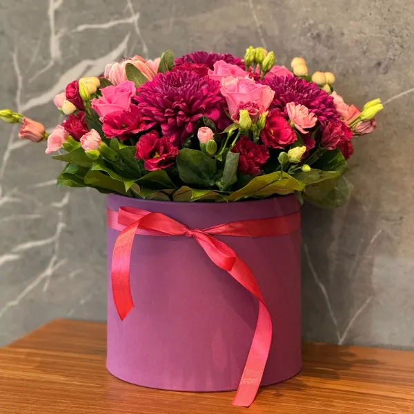 Розы, эустомы и хризантемы в коробке