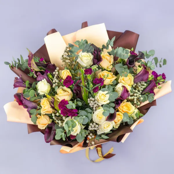 Букет из роз, калл и гвоздик