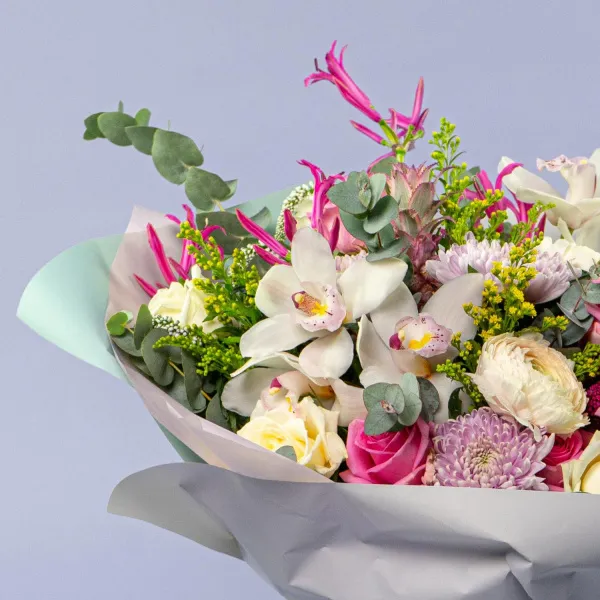 Букет из орхидеи, роз микс и ананасов