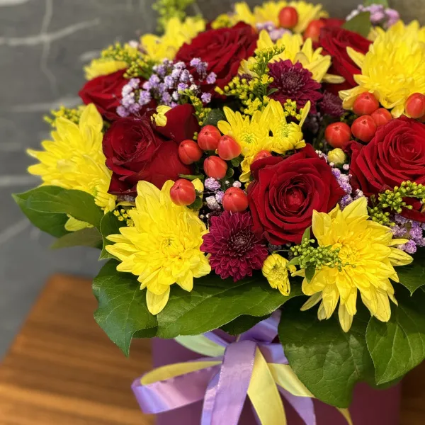 Розы, хризантемы и гиперикума в коробке