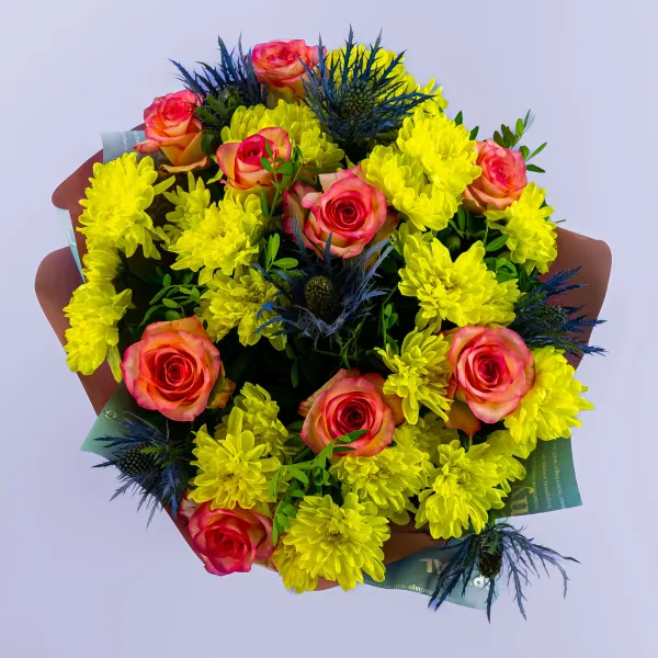 Букет из жёлтых хризантем и нежных роз