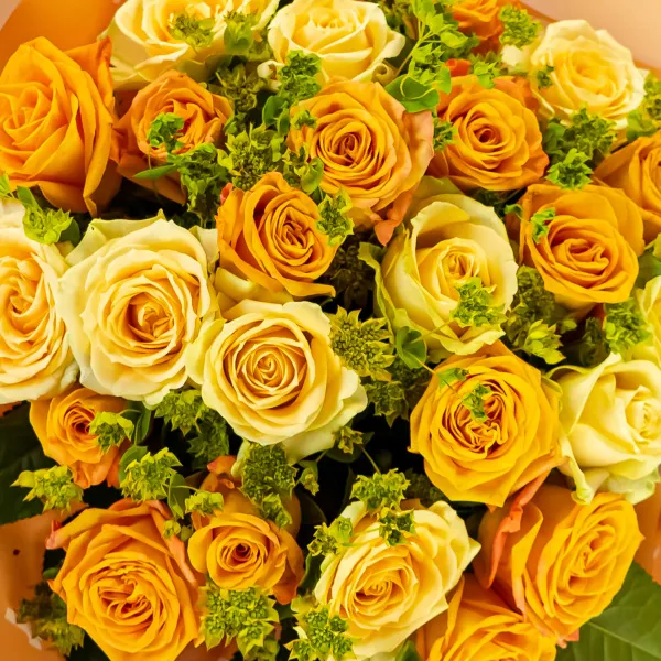 Букет из оранжевых и кремовых роз