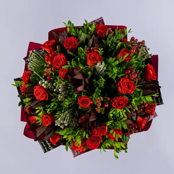 Букет из 27 красных роз и брунии