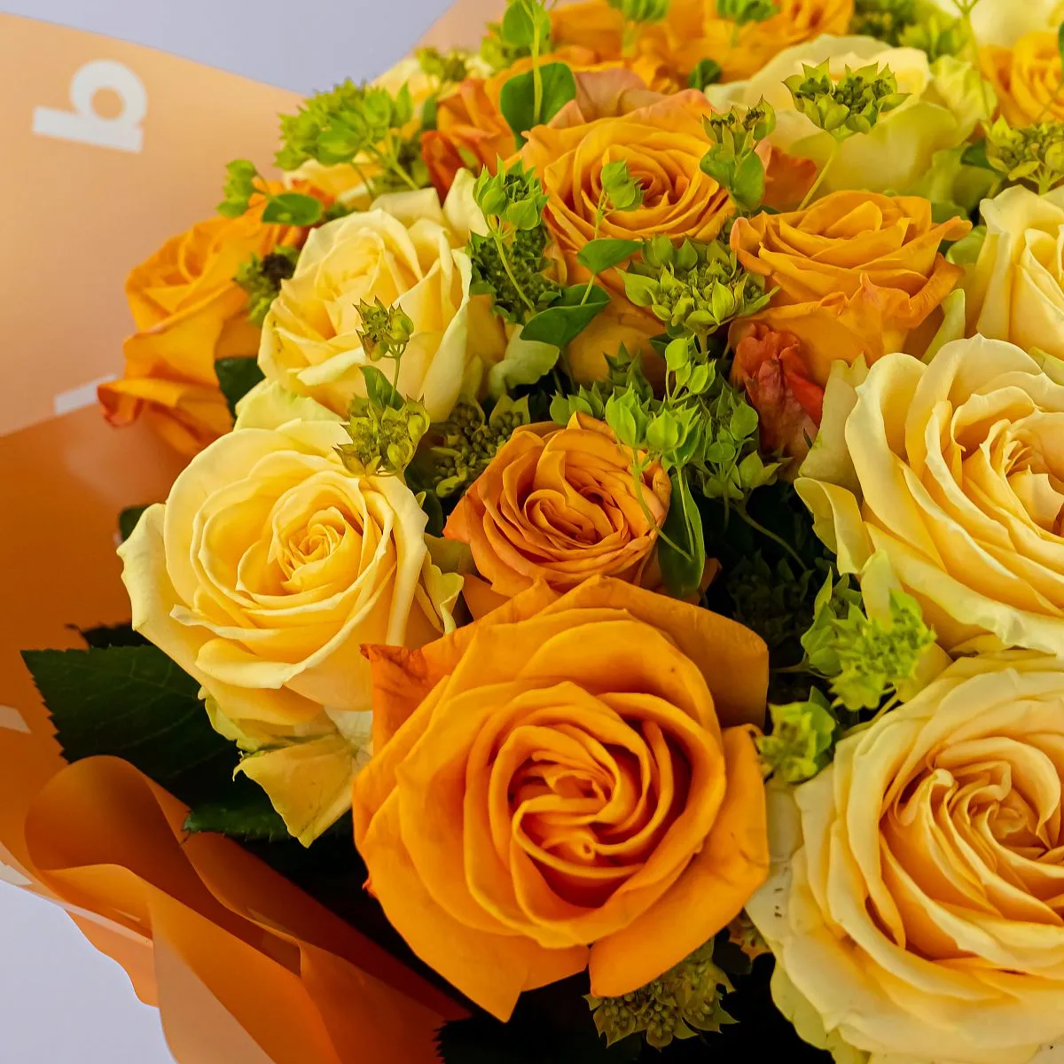Букет из оранжевых и кремовых роз