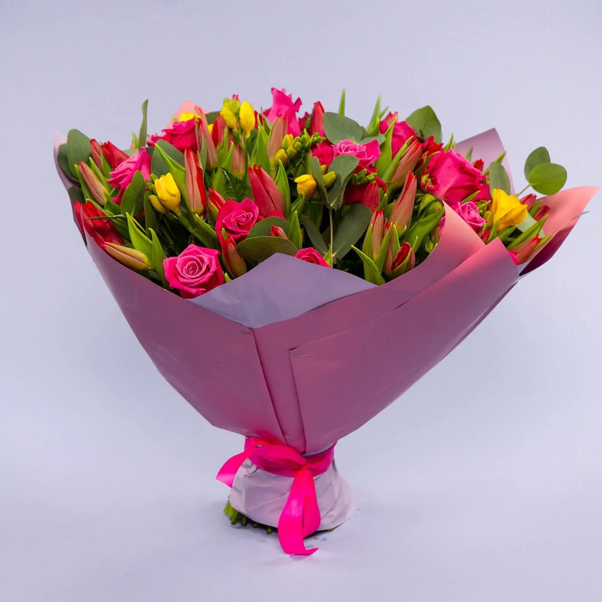 Букет из 20 роз и 50 тюльпанов