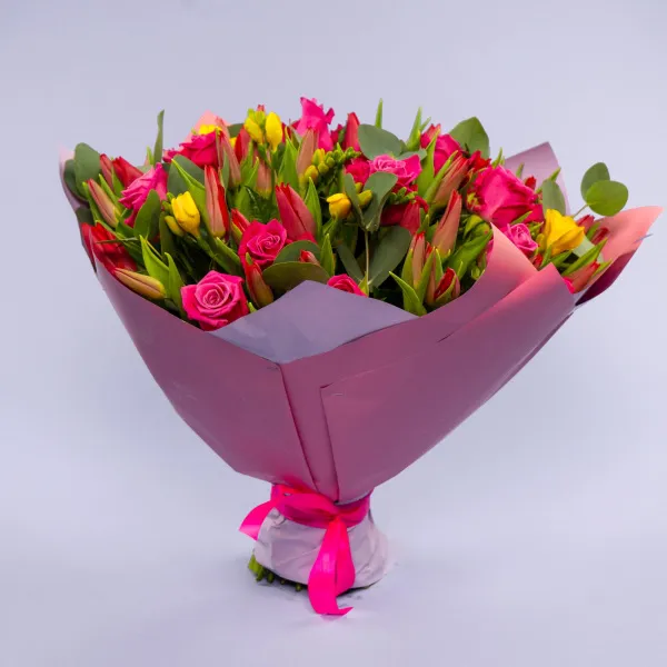 Букет из 20 роз и 50 тюльпанов