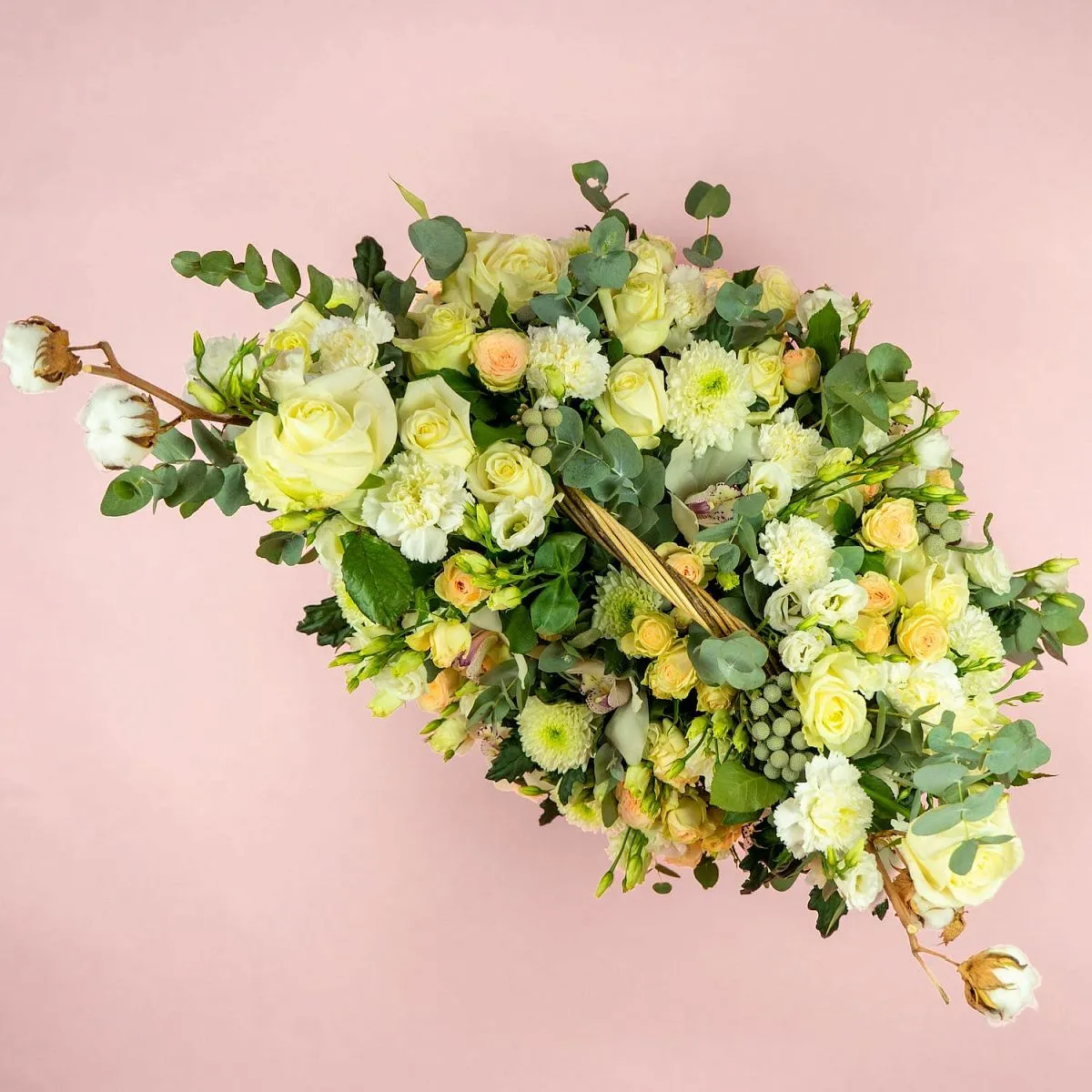 Розы микс и хлопок в корзине