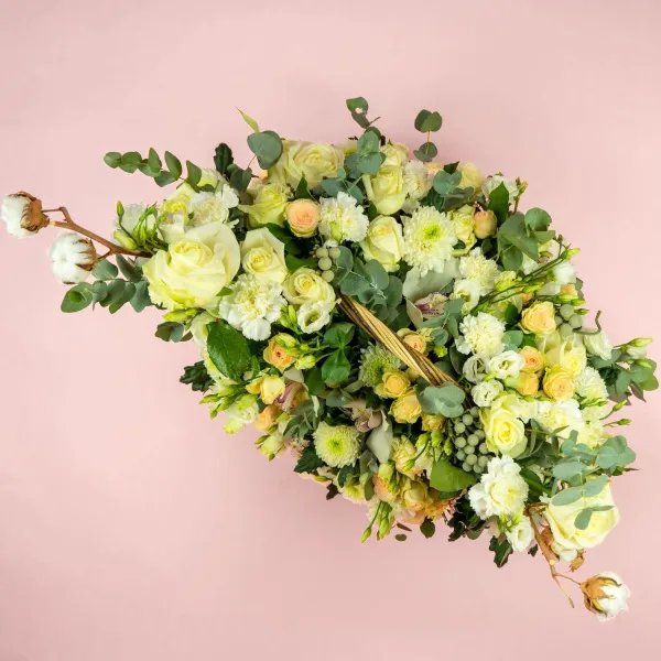 Розы микс и хлопок в корзине