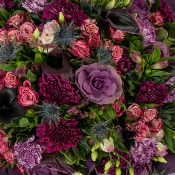 Букет из хризантем, роз и брассики