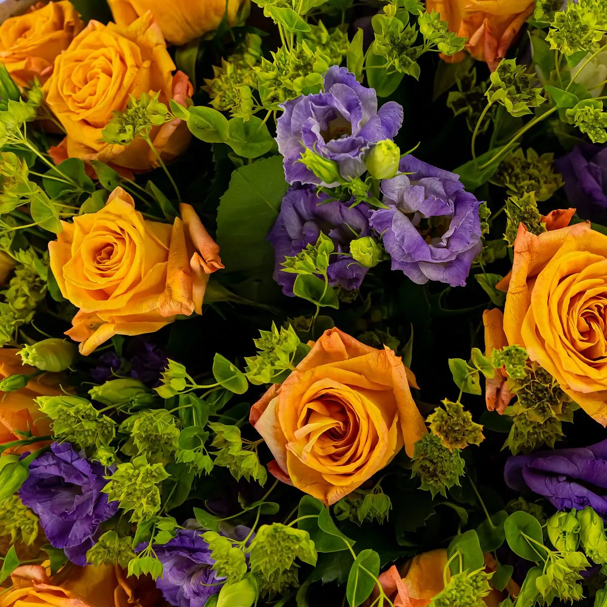 Букет из оранжевых роз и эустом