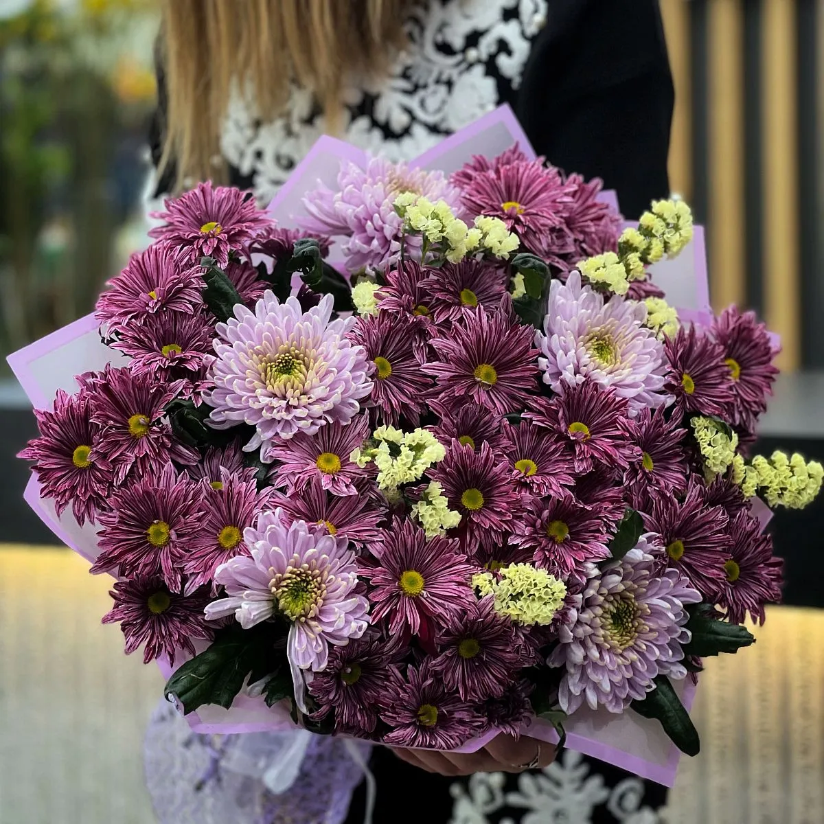 Букет из хризантем и статиц