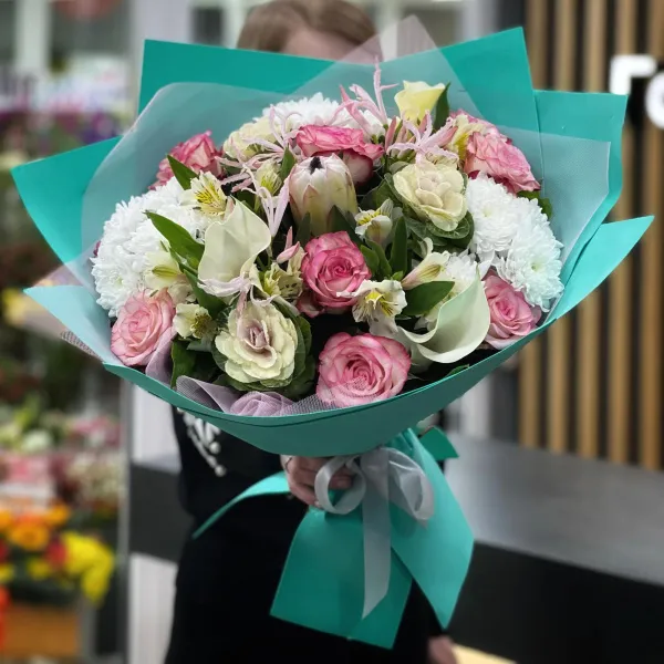 Букет из роз, альстромерии и хризантем