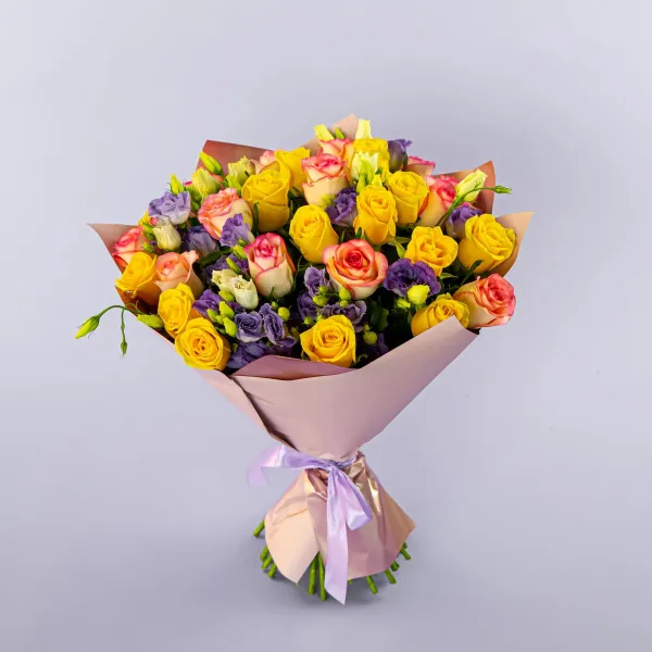 Букет из эустом и роз микс (60 см)