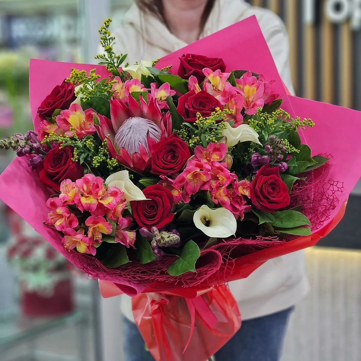 Огромный букет из альстромерии и роз