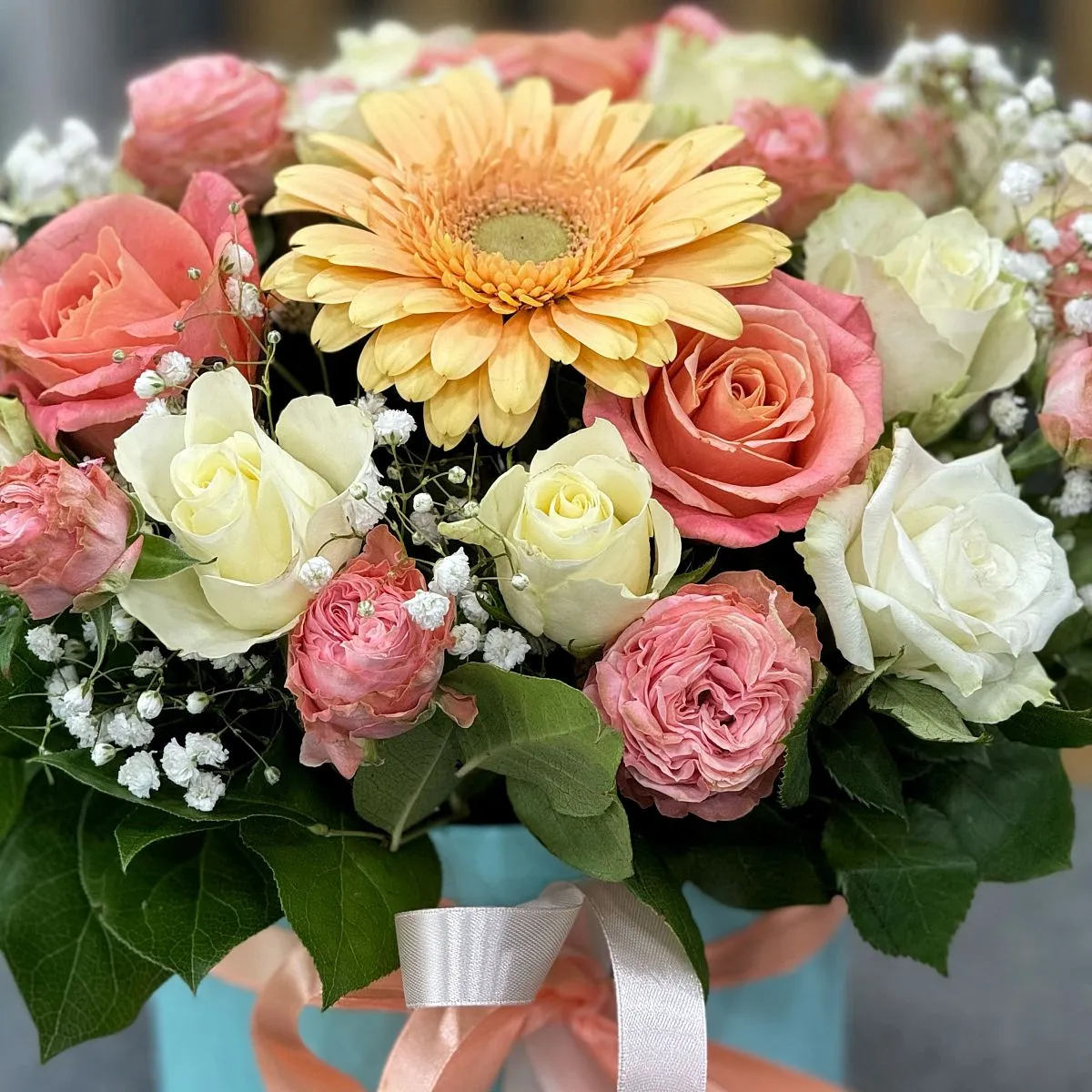 Гипсофилы и розы в коробке