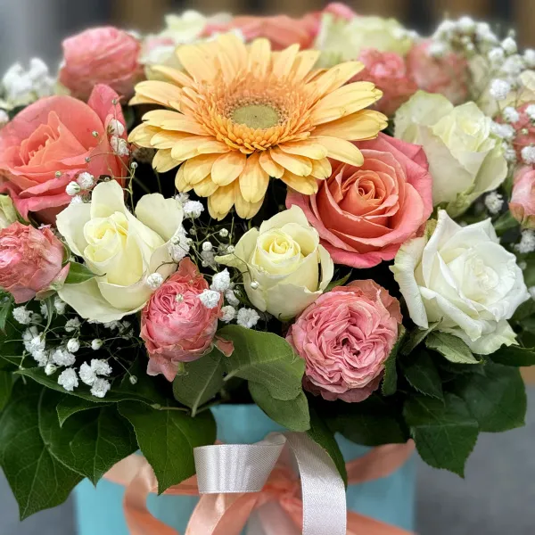 Гипсофилы и розы в коробке