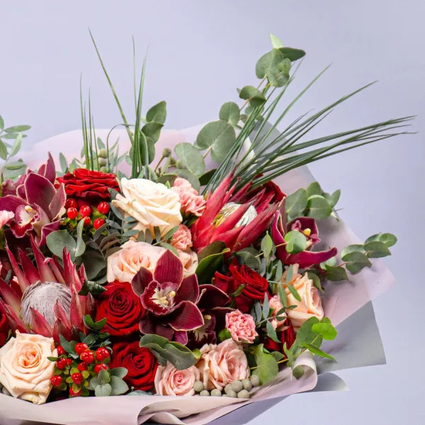 Букет из орхидеи, роз и протей