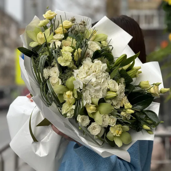 Букет из роз, эустомы и гвоздики