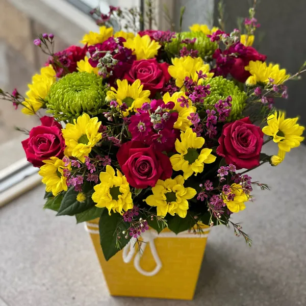 Хризантемы и розы в коробке