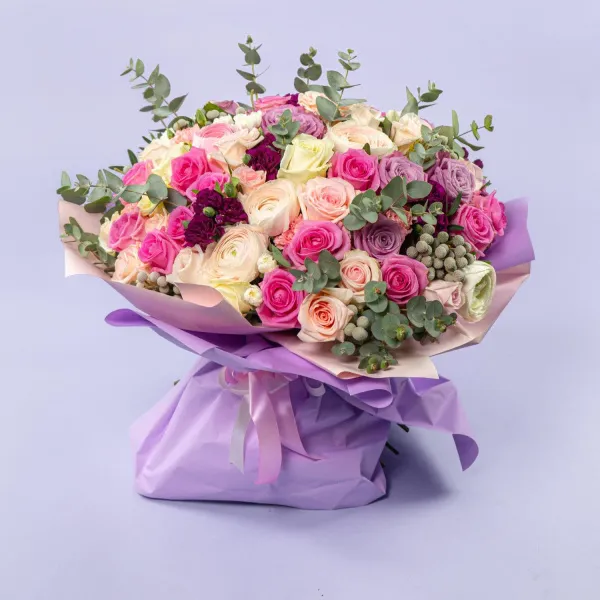 Букет из ранункулюсов и роз микс
