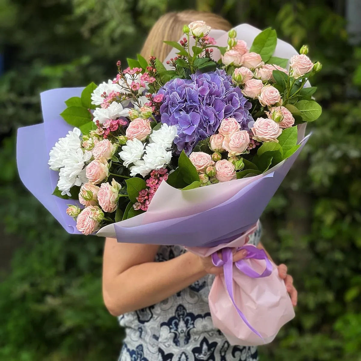 Огромный букет из роз и хризантем