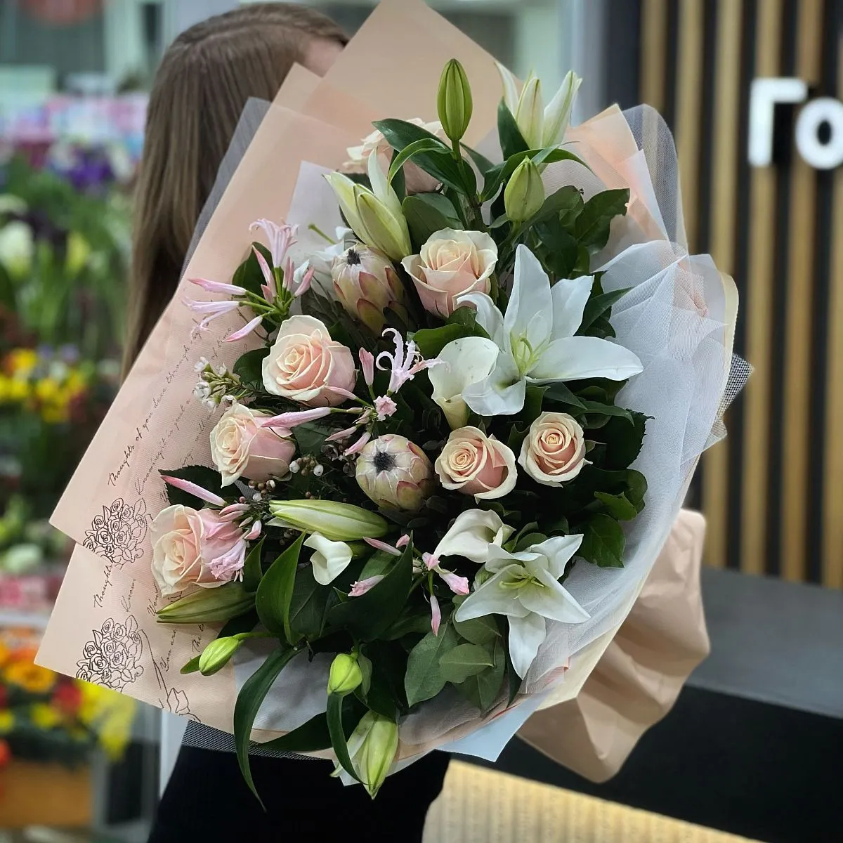 Букет из хамелициума, роз и каллы