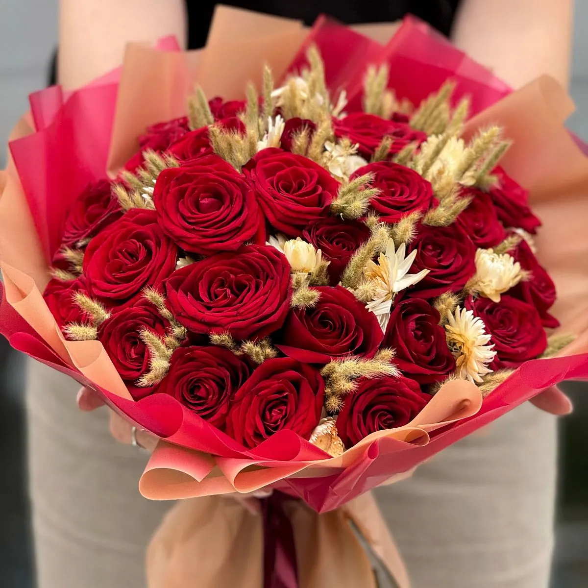 Большой букет из роз и cухоцветов