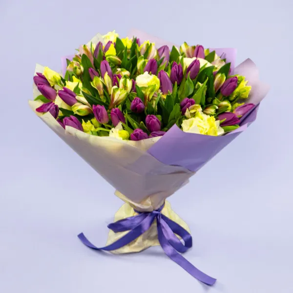 Букет из 33 тюльпанов и эустом