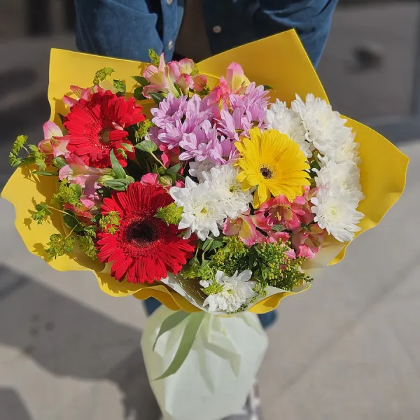 Букет хризантем, гербер и альстромерий