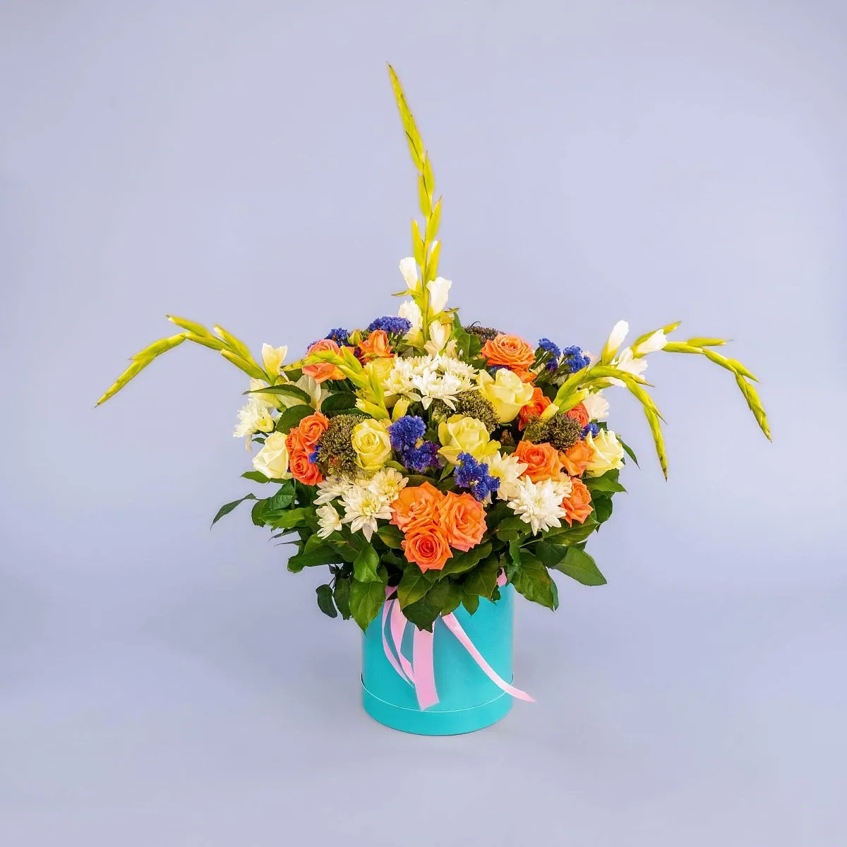 Розы микс и хризантемы в коробке