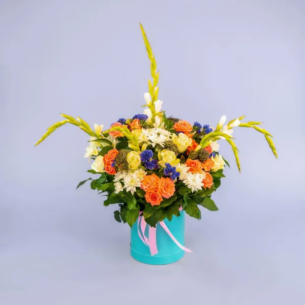 Розы микс и хризантемы в коробке