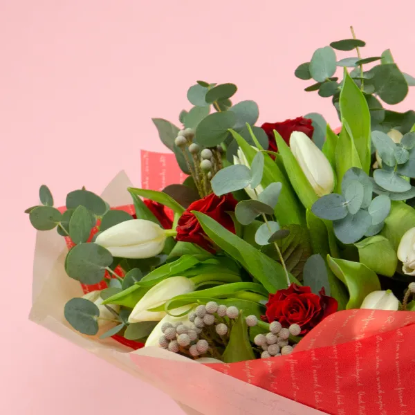 Букет из 10 роз и 25 тюльпанов