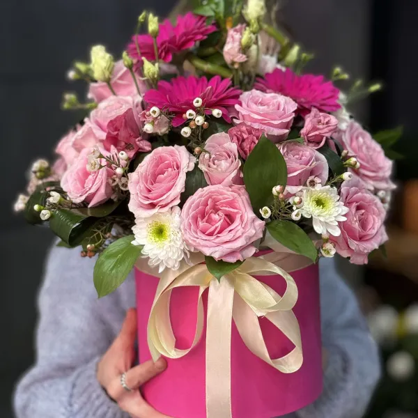 Хризантемы, розы и герберы в коробке