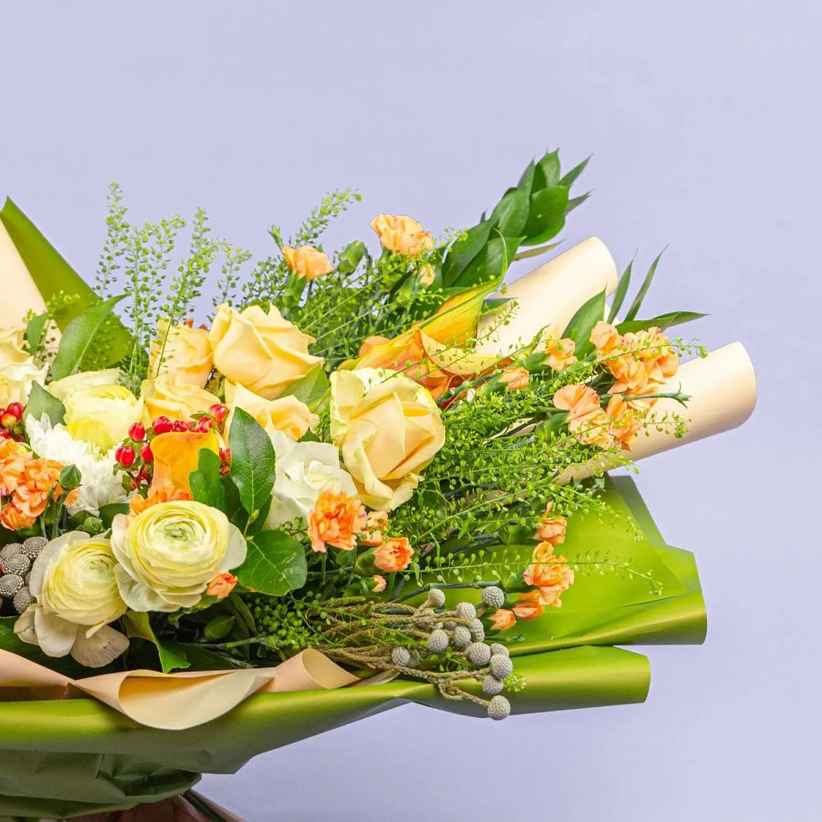 Букет из антуриума, роз и гвоздик