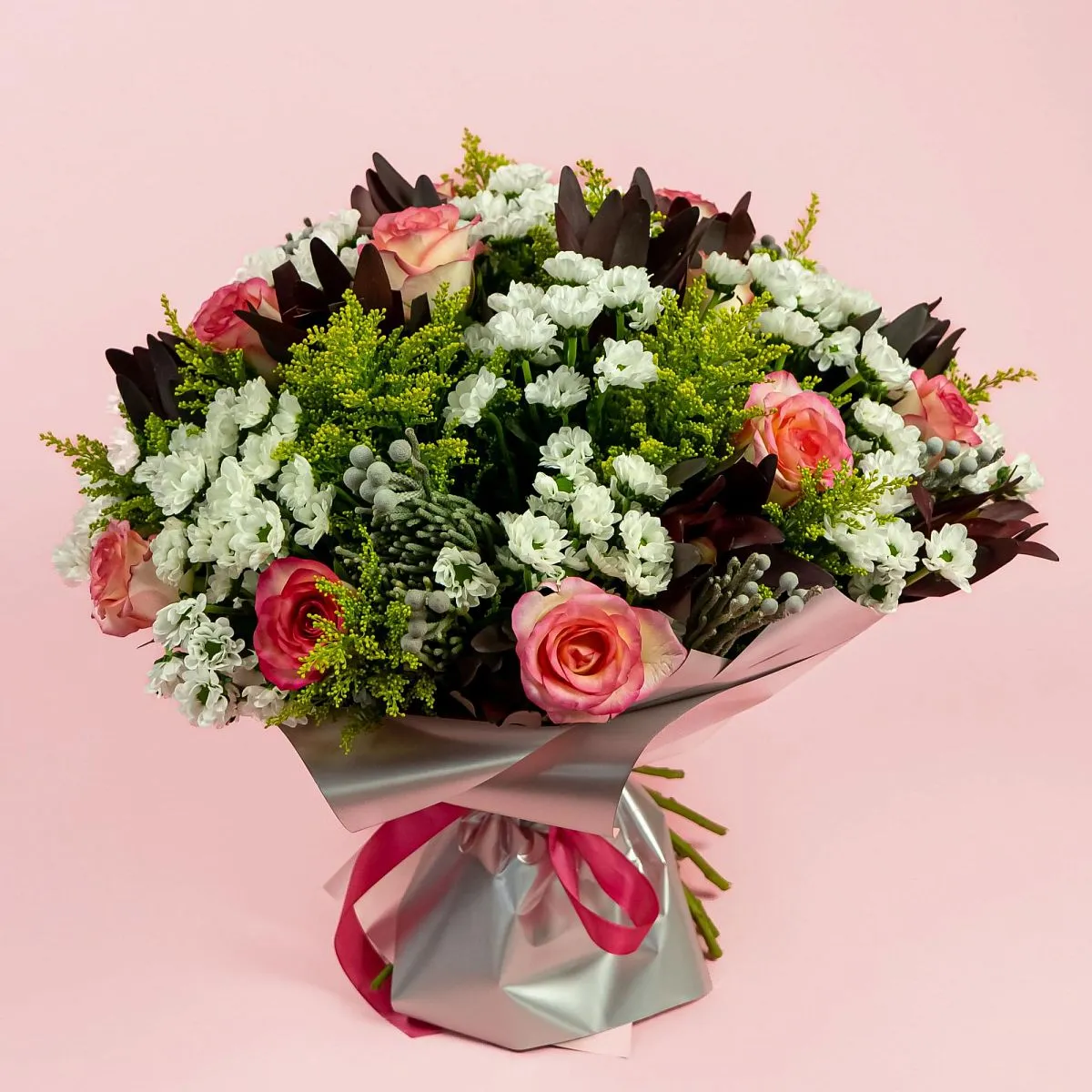 Букет из роз и белых хризантем