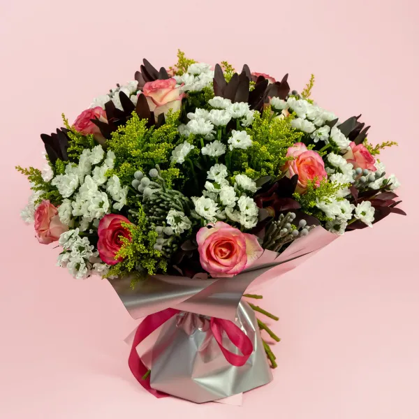 Букет из роз и белых хризантем