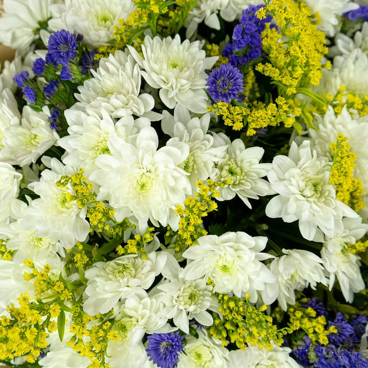 Букет из хризантем, статицы и солидаго