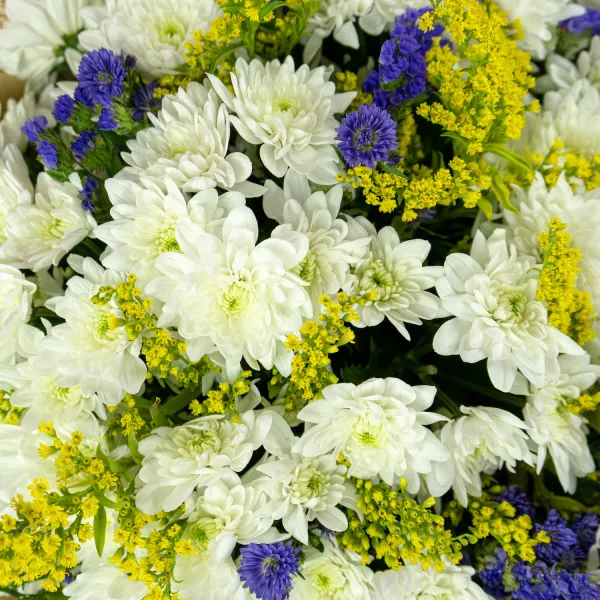 Букет из хризантем, статицы и солидаго