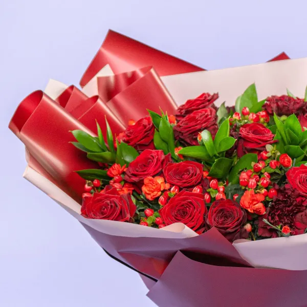 Букет из алых роз и гвоздик