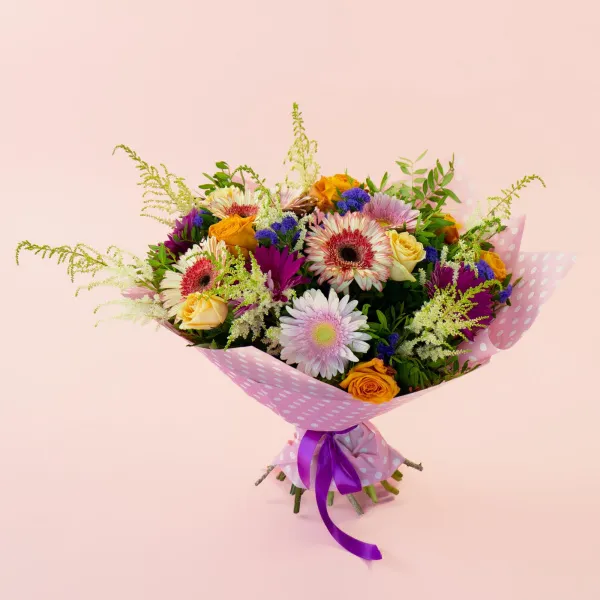 Букет из гербер микс, роз микс и статицы