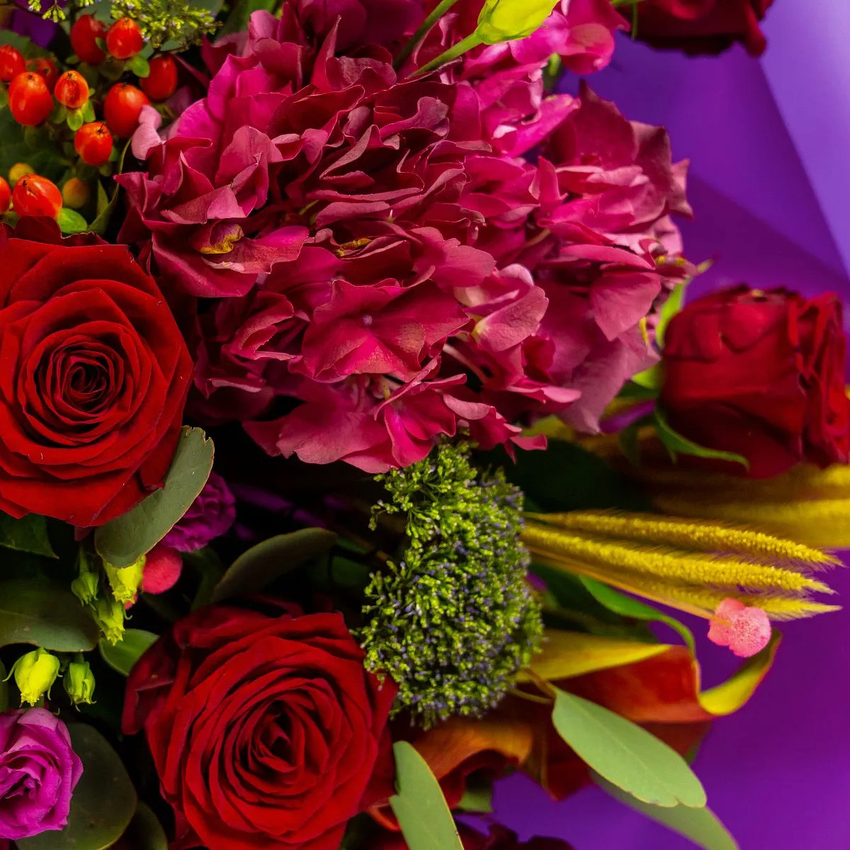 Букет из роз, гортензий и сухоцветов