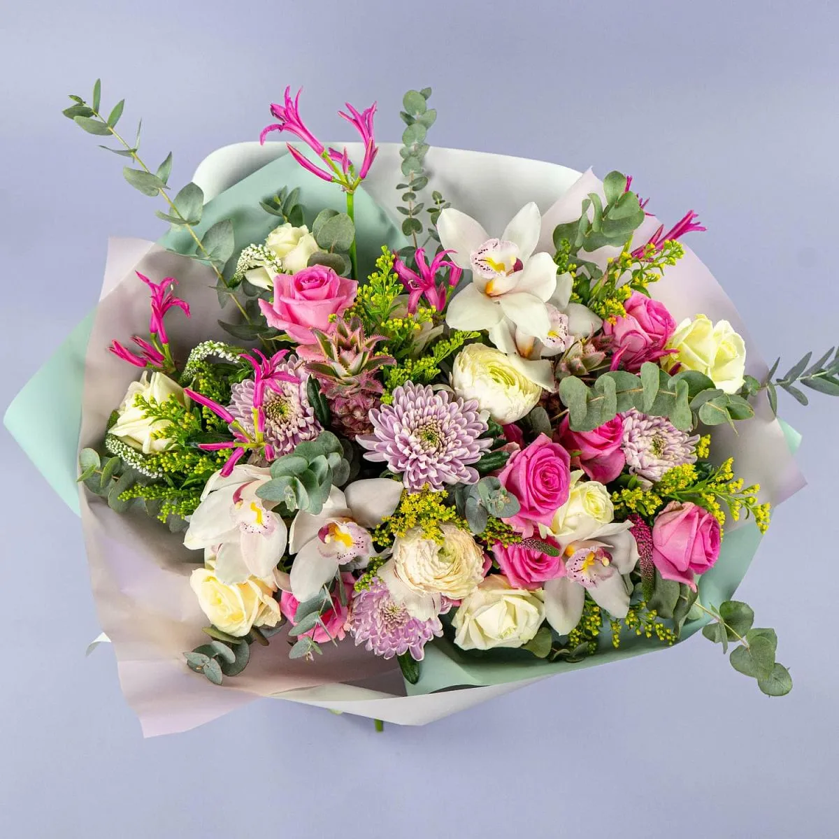 Букет из орхидеи, роз микс и ананасов